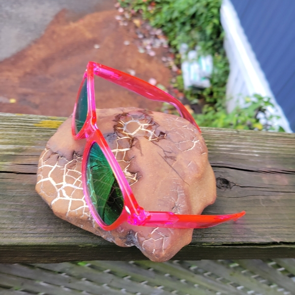 womens/girls pink sunglasses perfect condition - Picture 2 of 3